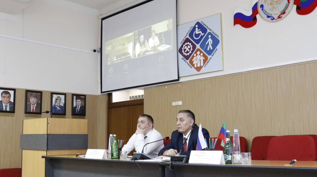 Абдурахман Махмудов провел расширенное совещание с аппаратом и подведомственными учреждениями Минтруда Дагестана по вопросам, озвученным в рамках послания Главы Дагестана Народному Собранию.